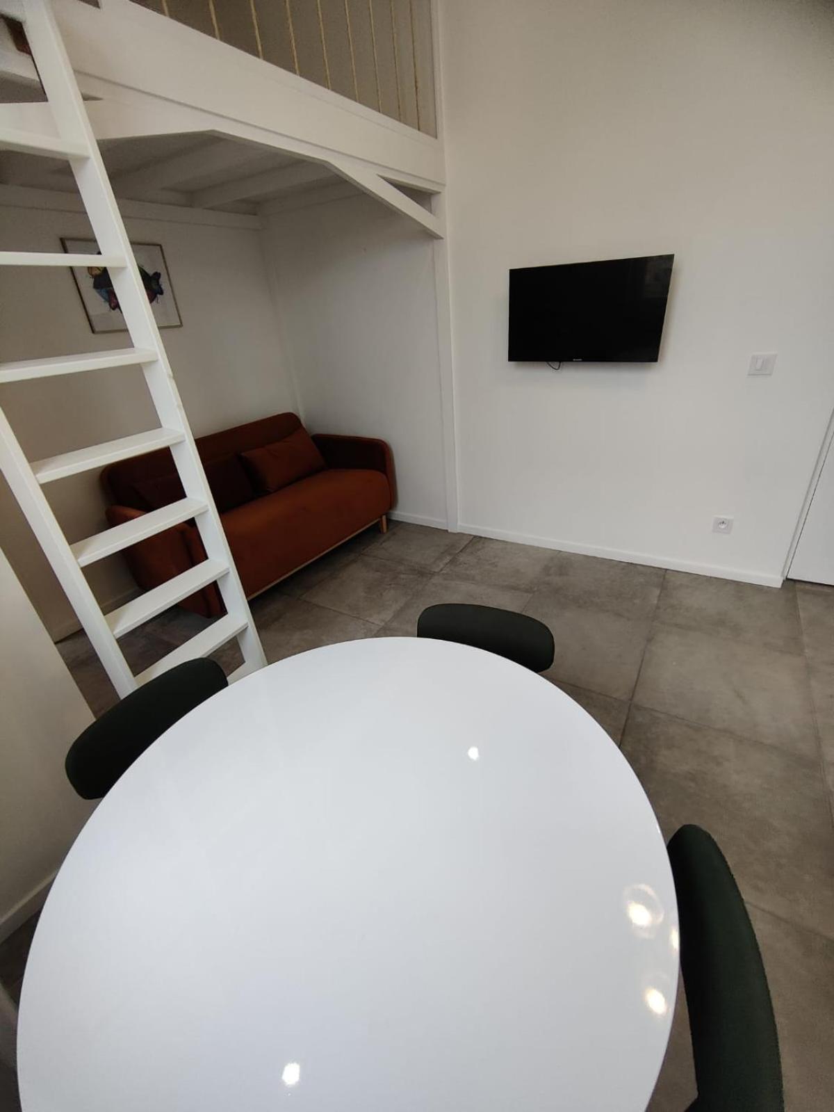 Loft Chic Avec Mezzanine Contemporaine Vénissieux